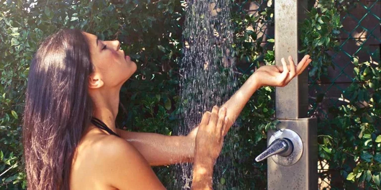 ¿Por qué nos duchamos antes de entrar a la piscina? La importancia de la higiene acuática