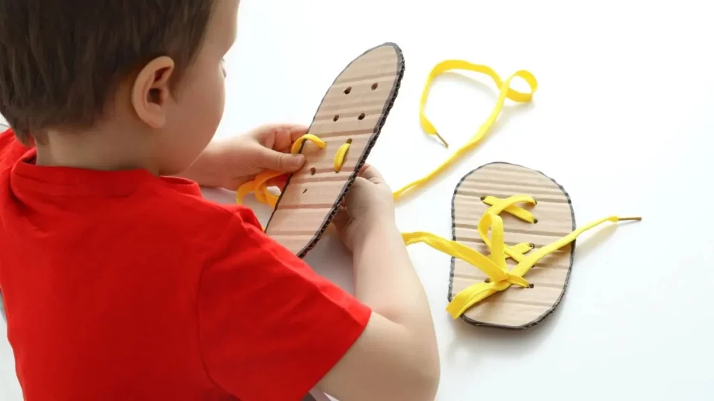 Practica con objetos grandes y cartulinas