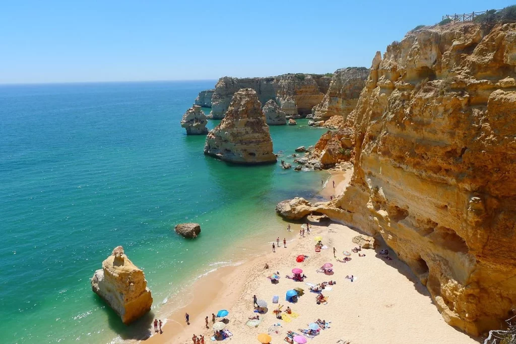 3 playas de Portugal que harán que te olvides del resto del mundo este verano 23 Praia da Rocha: Un espectáculo de acantilados y aguas cristalinas