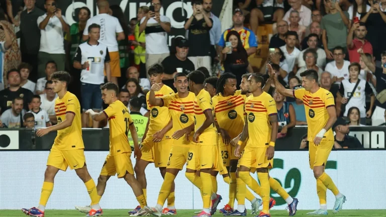 Los 2 fichajes que estudia el FC Barcelona para devolver a Koundé al centro de la zaga