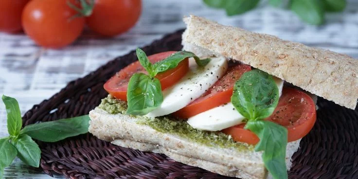Sándwich caprese con pesto