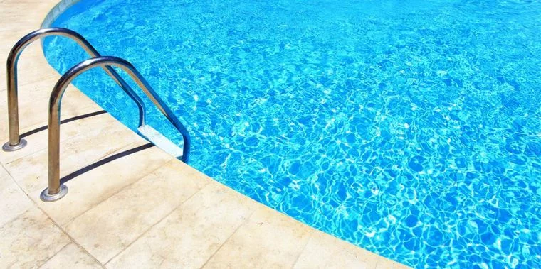 Lo que siempre deberías comprobar antes de bañarte en una piscina con cloro