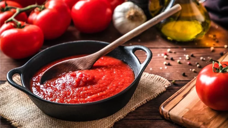 Solo necesitas un ingrediente para quitarle la acidez a los tomates