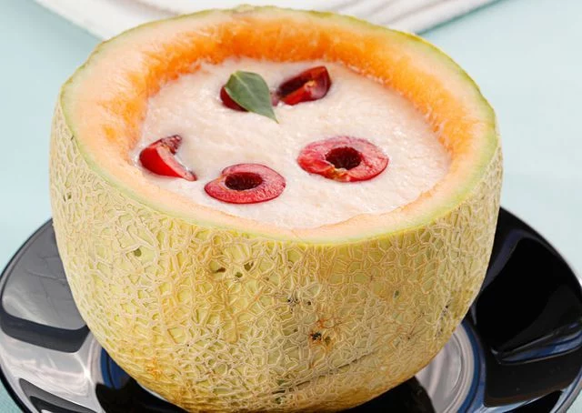 Sopa de melón con cerezas