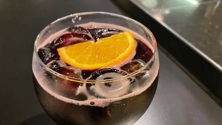 Por qué una ONG reparte calimocho en África