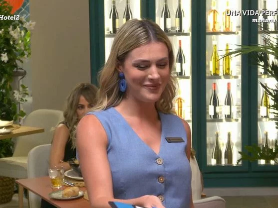 Una camarera de First Dates Hotel se carga una cita