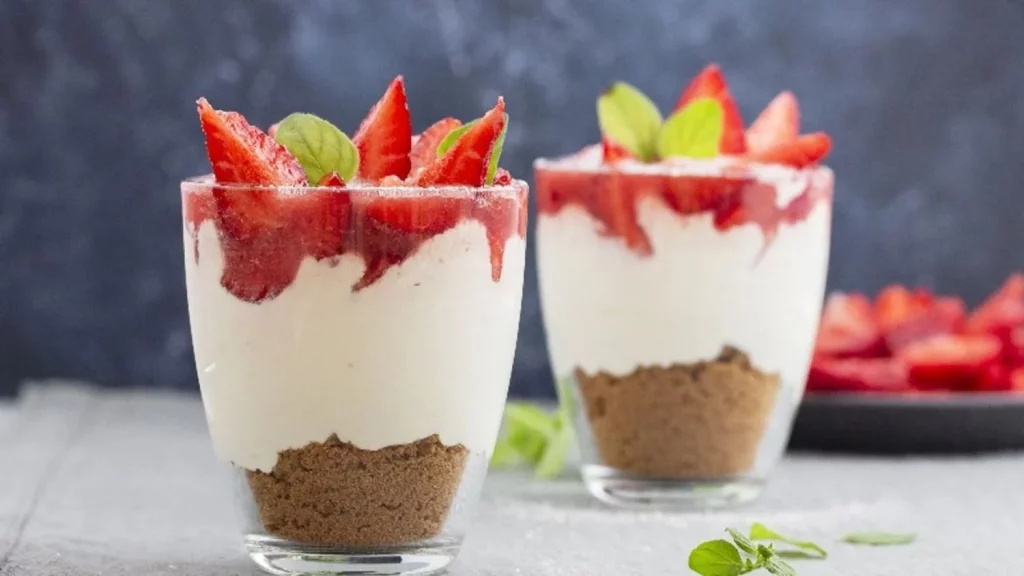 5 recetas con fresas para conquistar a tu familia este verano 16 Vasitos de yogur con chocolate y fresas: ¡Postre rápido y saludable!