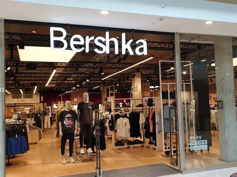 ¿Vuelven los 2000? Bershka y la nueva moda Y2K, con pantalón flare, falda cargo y más