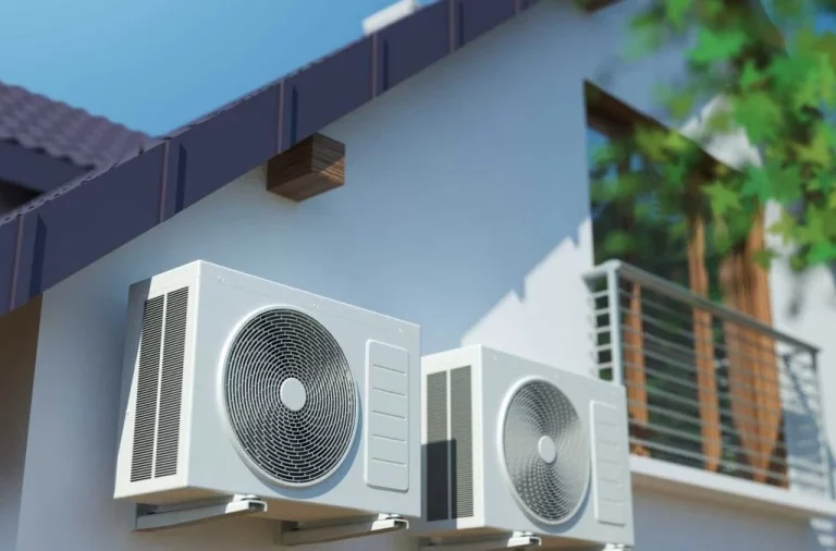 Una casa de un pueblo de Murcia arrasa con su curiosa forma de poner el aire acondicionado