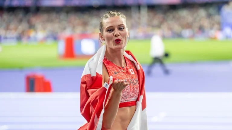 Alysha Newman de colgarse el bronce en Paris a arrasar como modelo para adultos