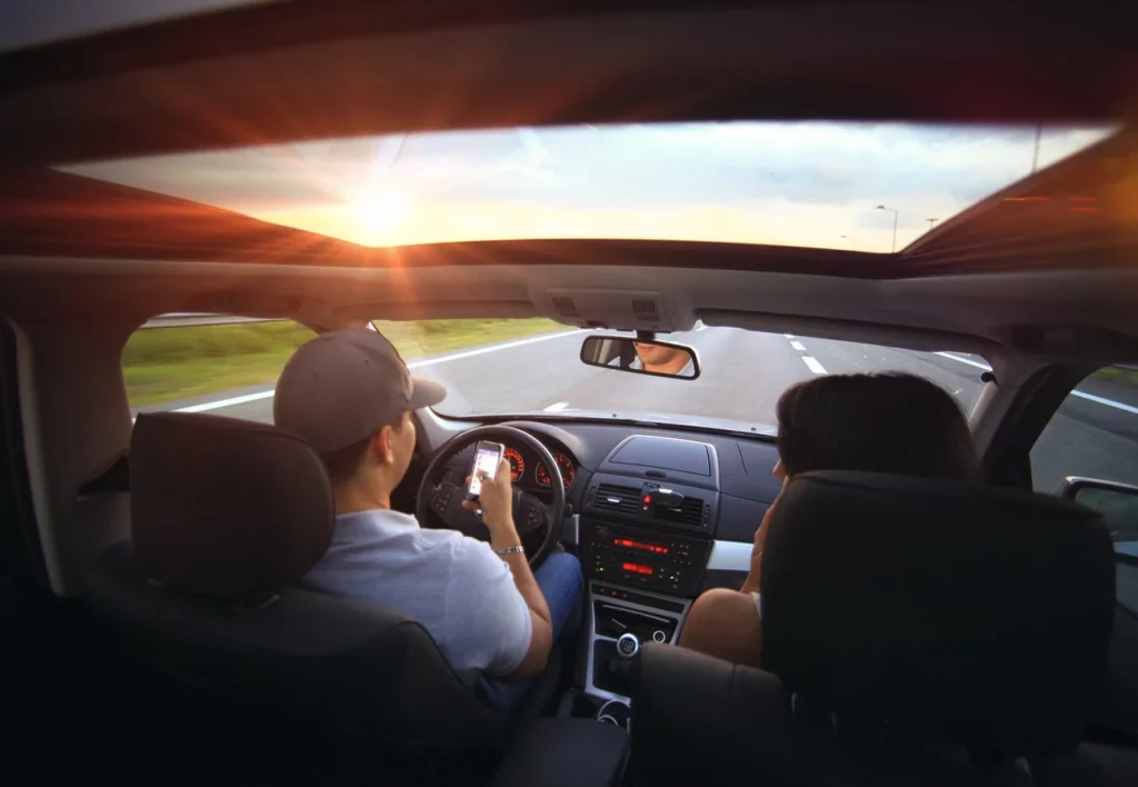 El dilema ético y legal: ¿Solidaridad entre conductores o peligro público?