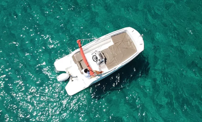 Navega a tu ritmo por Ibiza en barco sin licencia