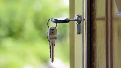 La Policía Nacional desvela lo que le deberías decirle a un vecino antes de irte de vacaciones