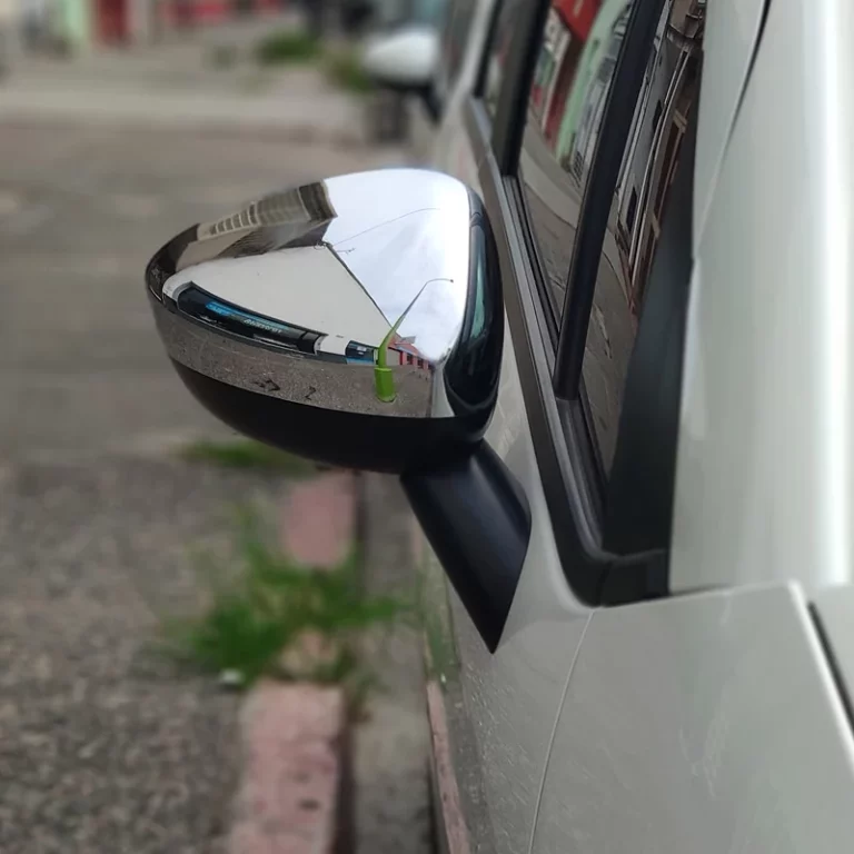 Adiós a plegar los espejos retrovisores del coche: la DGT da una seria advertencia