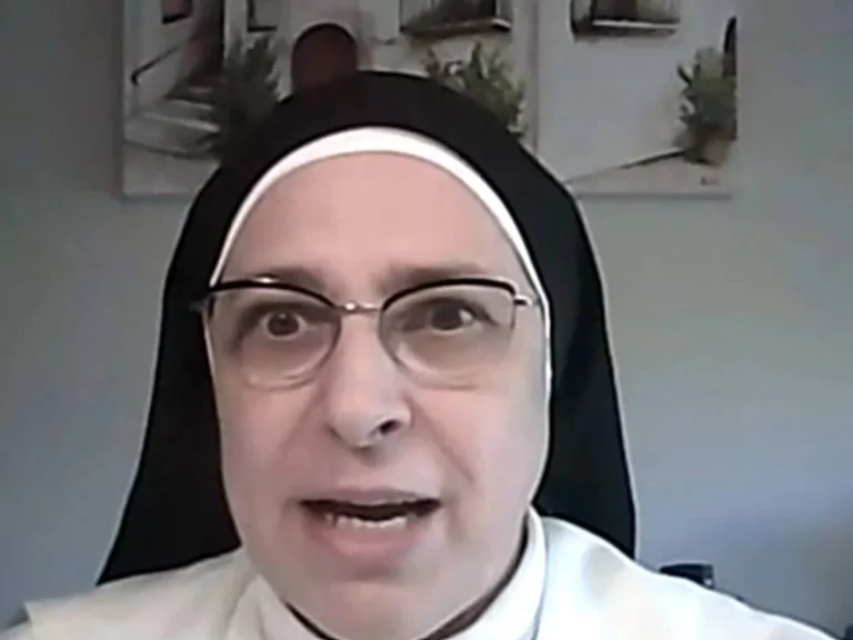 Ofende a una monja y ella lo remata con una respuesta que causa furor en TikTok