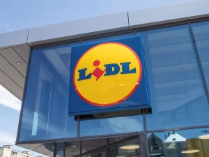 Las chanclas de Adidas triunfan en hombres y estas de 8 euros de Lidl entre las mujeres