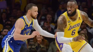 LeBron James y Stephen Curry jugando