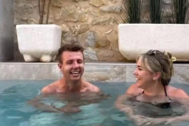 Dos ingleses traducen nombres españoles y ríen a carcajadas.