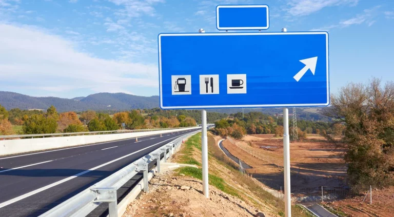 Tienes que fijarte en esto del cartel para saber si una gasolinera está al lado de la autopista o más dentro