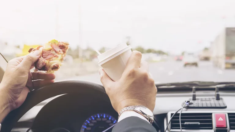 ¿Me puede multar la DGT por beber o comer en el coche?