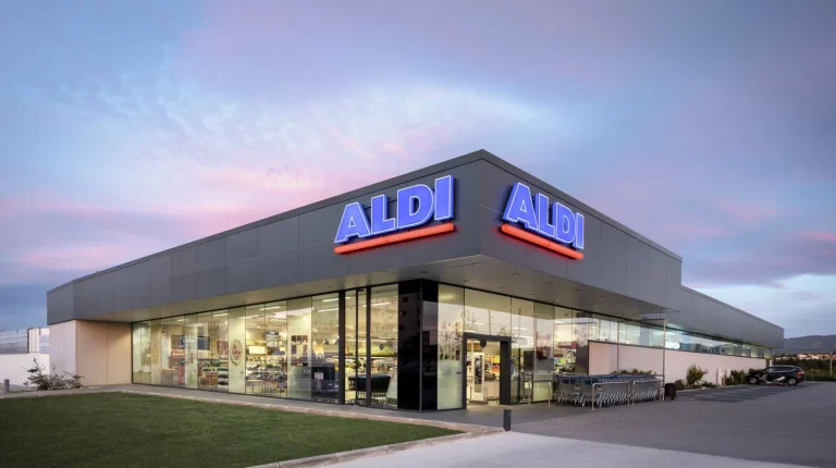 Aldi tiene el invento para comer y beber en el sofá sin manchar, baratísimo y elegante