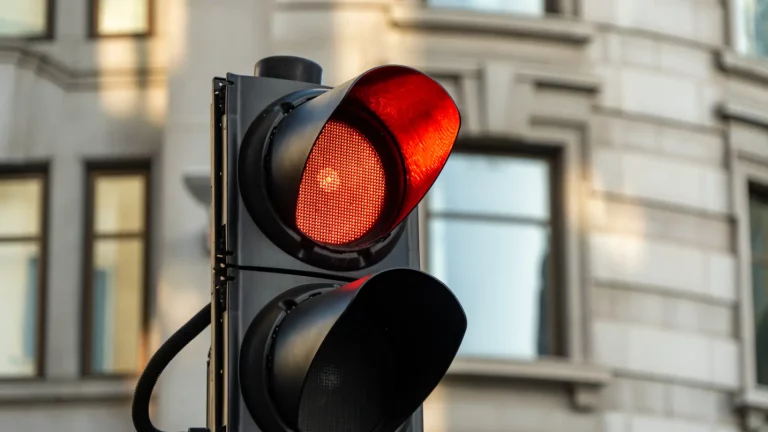 La forma fácil de saber si un semáforo tiene un radar de la DGT