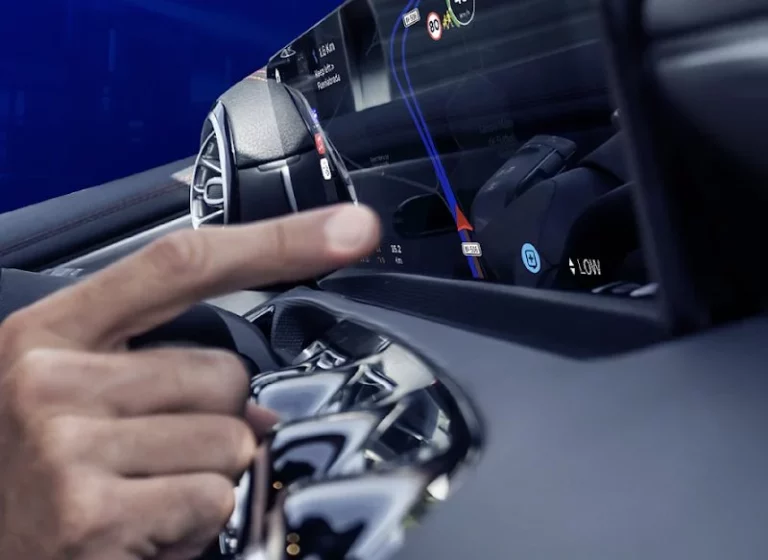 La mejor app de Android Auto para recibir alertas de radares, Pegasus y los drones de la DGT