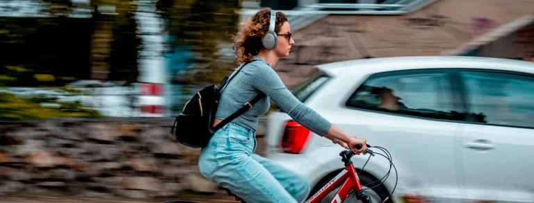 Seria advertencia de la DGT a quienes llevan auriculares en bici