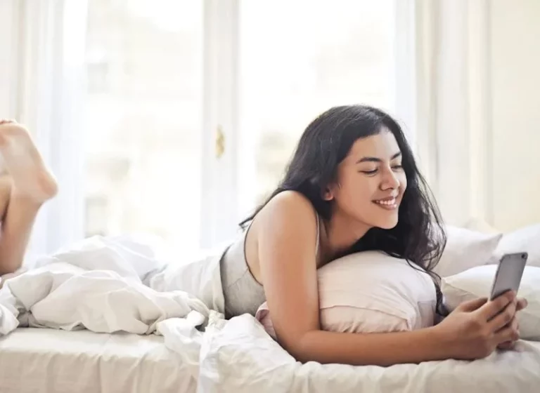 Los peligros de mirar el móvil nada más despertarse por la mañana 