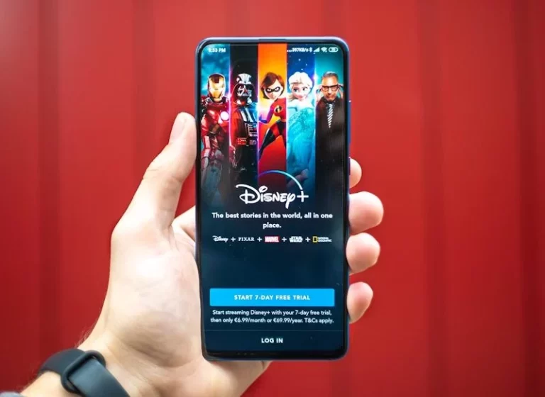 Disney+ sigue los pasos de Netflix y comienza a cobrar por las cuentas compartidas