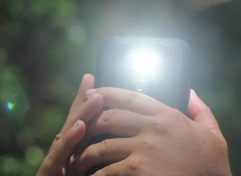 El truco de la linterna del móvil que casi nadie conoce y funciona en Android
