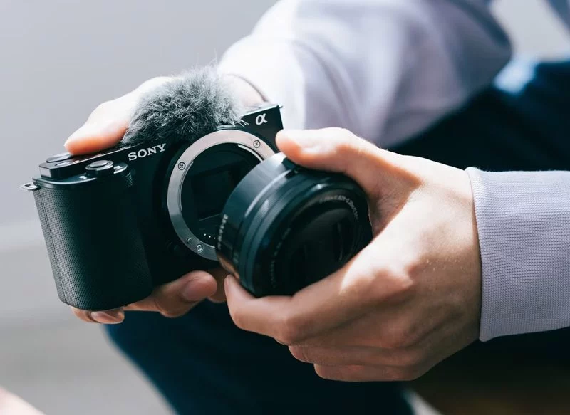 EL CORTE INGLÉS REBAJA LA CÁMARA EVIL SONY ZV-E10 CON OBJETIVO SEL-P16-50