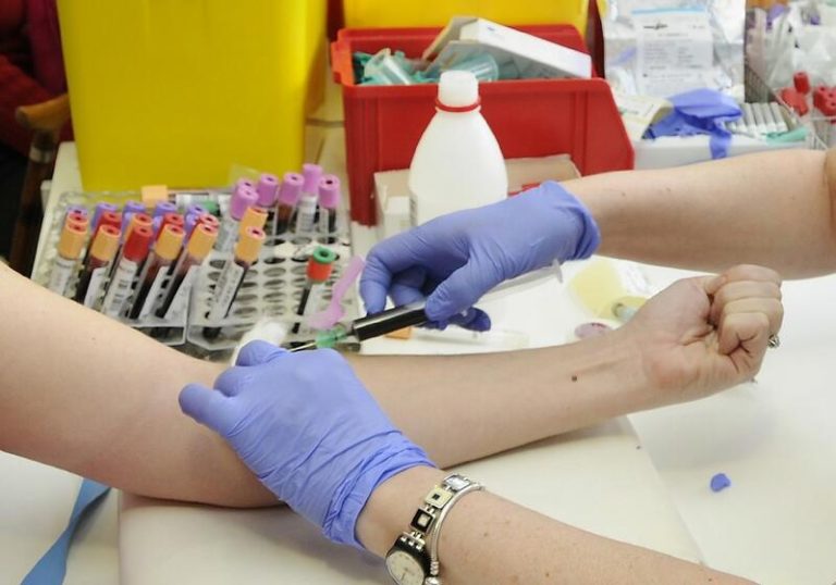 Se descubre que un análisis de sangre predice 30 años antes el riesgo de enfermedad cardiovascular en mujeres