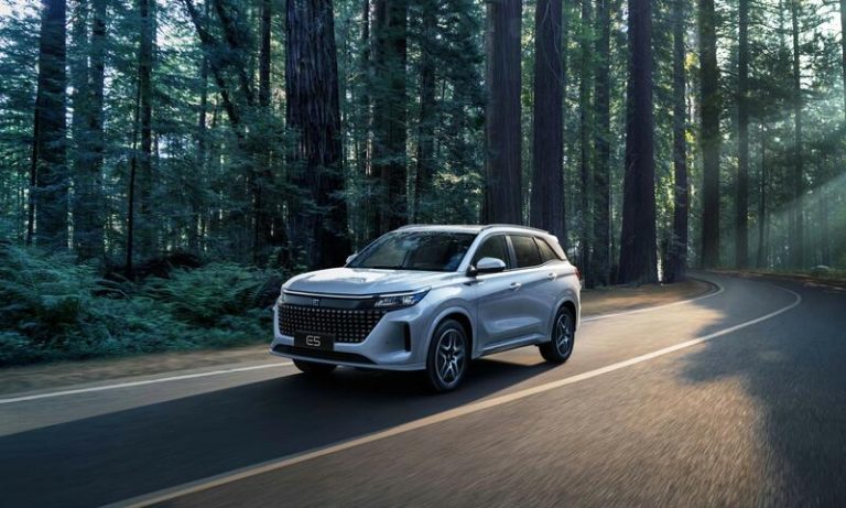 Llega el revolucionario DSFK E5, un SUV híbrido enchufable por menos de 26.000 euros con ayudas del Plan Moves