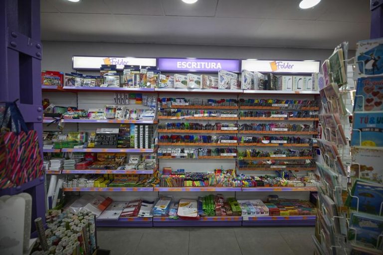 Ahorra en la 'vuelta al cole' comparando precios: FACUA alerta sobre la imposición de compras en tiendas específicas