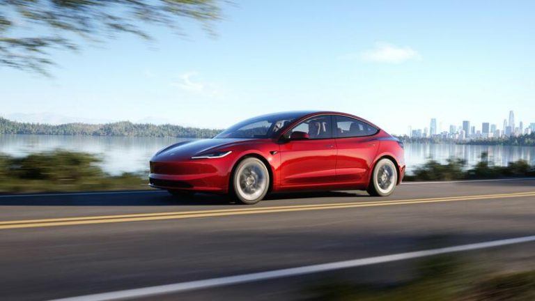 ¡El Tesla Model 3 lidera las ventas de coches eléctricos en España hasta agosto! Pero el Atto 3 de BYD pelea
