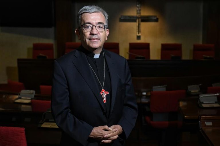 El presidente de los obispos reprueba los cánticos del alcalde de Vita pero pide ponerlos 