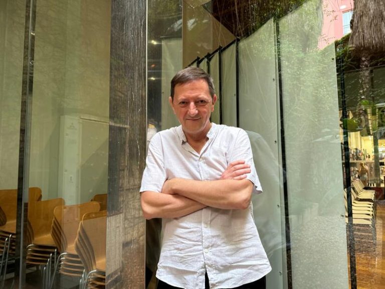 Martínez de Pisón comparte su trayectoria literaria y vivencias familiares en 'Ropa de casa'