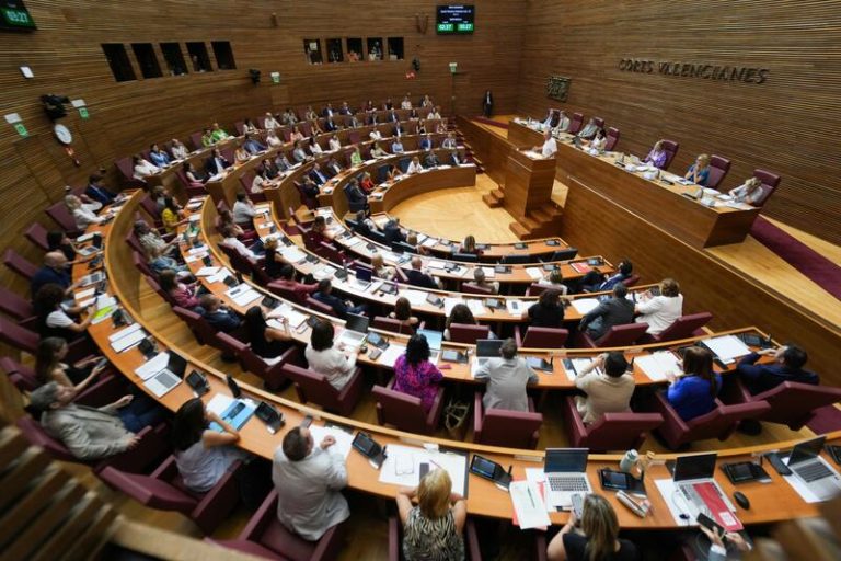 El PP valenciano acude a todos los grupos para aprobar las cuentas de 2025, mientras Vox anuncia conversaciones