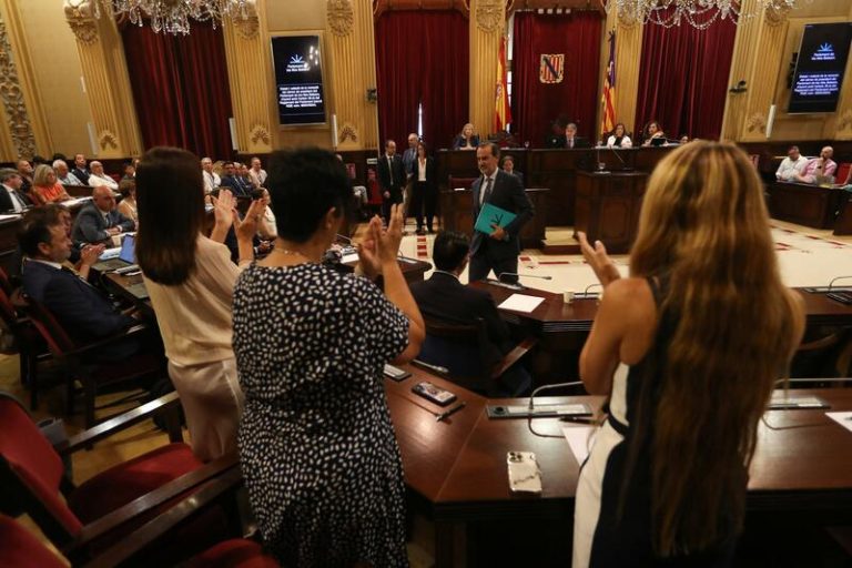 Abstención del PP balear permite a Le Senne conservar la presidencia a pesar de las críticas de Vox