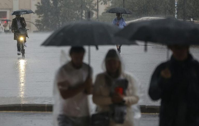 Las lluvias se retiran de Alicante y se intensifican entre Valencia y Castellón, con más de 30 l/m2 en menos de una hora