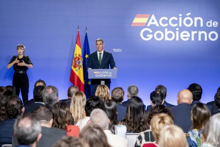Sánchez arremete contra la administración del PP en Valencia y Andalucía y acusa a Madrid de desviar fondos a la sanidad privada