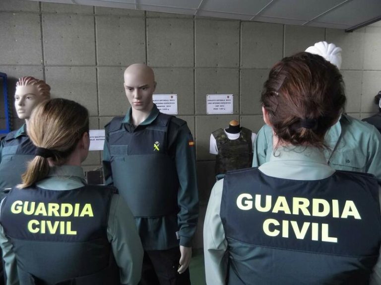 La polémica banda de la Guardia Civil: 250.000 euros mientras falta material de seguridad