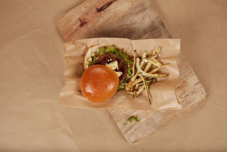 Un 46,5% de los españoles cree que la comida rápida está desplazando a la casera