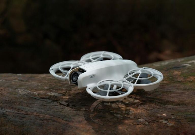 El nuevo dron compacto DJI Neo no necesita control remoto y cabe en la palma de la mano