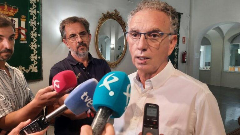 Permiten la protesta por la entrega de las Medallas de Extremadura con el grito 'Salvemos nuestro hogar'