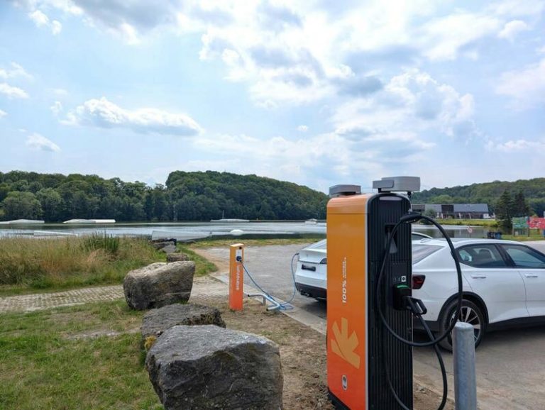 El número de recargas de vehículos eléctricos aumenta en verano un 59% respecto al trimestre pasado