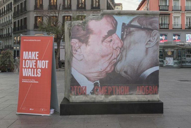 La exposición 'El Muro de Berlín: Un mundo dividido' continuará en la Fundación Canal hasta el 12 de enero de 2025