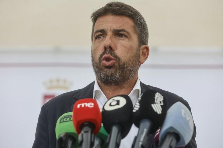 Mazón mantiene su respeto por la vida interna de los partidos y no se pronuncia sobre el PSOE