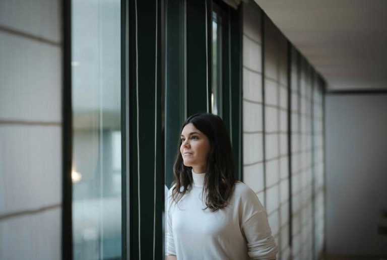 Elvira Sastre señala que la violencia machista representa un terrorismo brutal y es fundamental denunciarla sin descanso